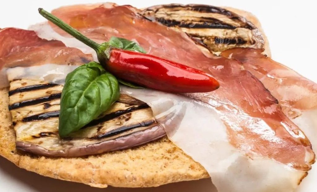 pane-mattrasau-con-peperoncino-melanzane-speck-Santa-Domenica-Talao-scopritalao